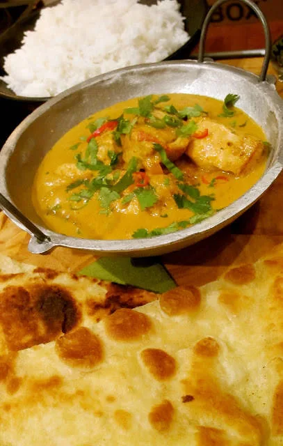 Fluffy ris, hot chicken tikka masala og naanbrød. Trenger du egentlig mer i livet?