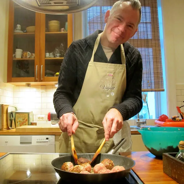 Stek kakene nøye på hver side.