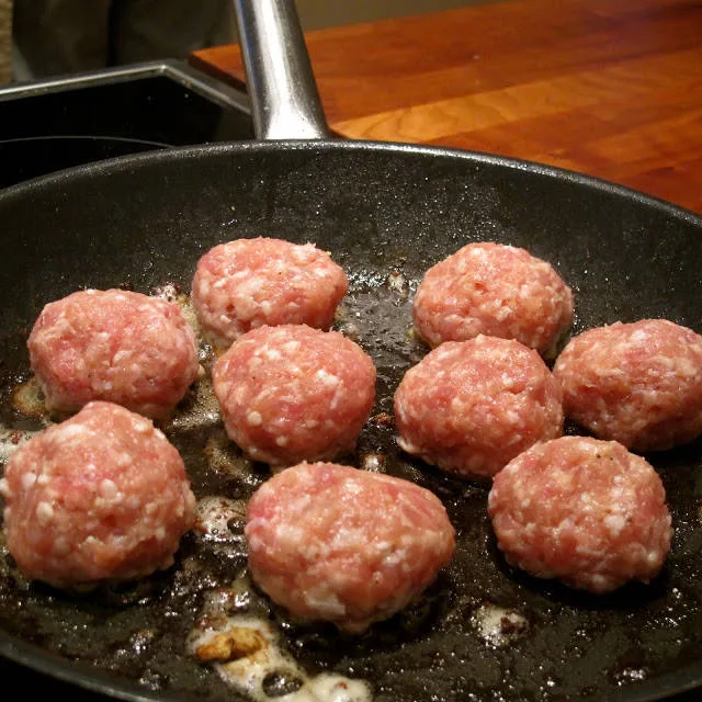stek i en blanding av olje og litt smør. Først høy temperatur, så senker du temperaturen til middels.