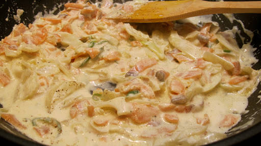 Etter er par minutter på lav varme er pastasausen ferdig. Sørg for at pastaen er ferdigkokt på dette tidspunktet, hell av vannet, men ha et par spiseskjeer av pastavannet i sausen. Rør rundt og dander pasta og saus på tallerknene. Strø sitronskall, urter og chili på toppen og ha noen dråper deilig olivenolje på toppen.