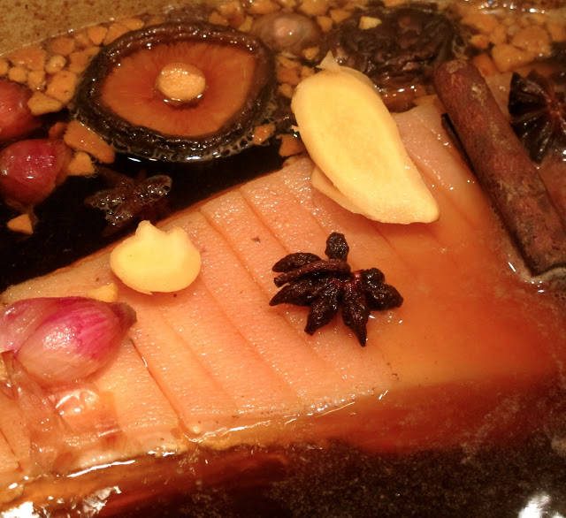 Jeg brukte kraften til å trekke et stykke tynnribbe i. Ribben stripet jeg i svoren. Ribben er også kjøpt i Asian Food Market i Oslo.Ribben trekker under lokk på medium varme i 1 1/2 time.