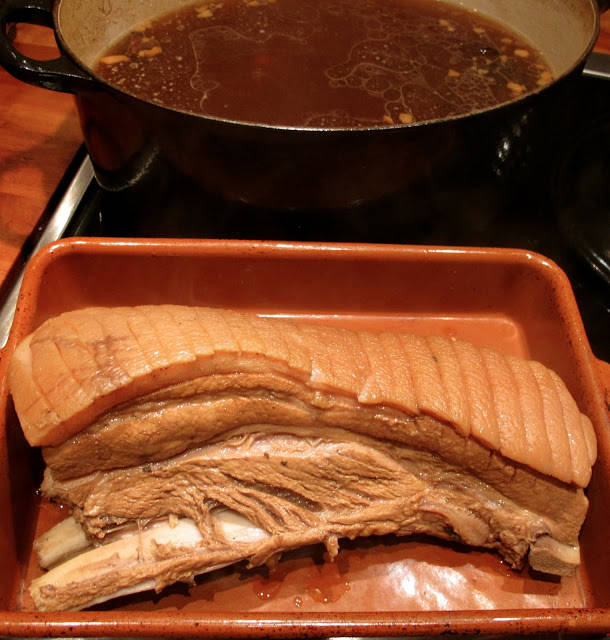 Her er ribben ferdigtrukket i kraften. Nå skal den pensles og inn i ovnen en halv time.