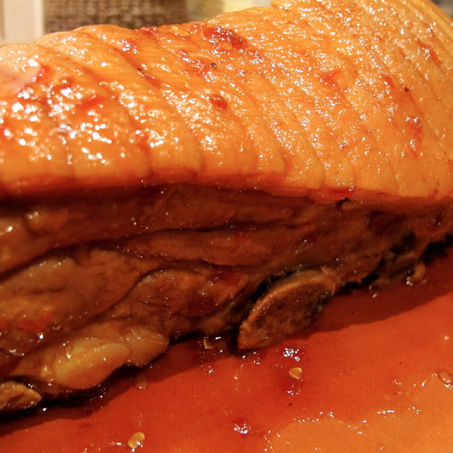 Ribben pensles. Du kan godt pensle ribben flere ganger mens den er i ovnen. Det vil bare gi en deilig smak til kjøttet.