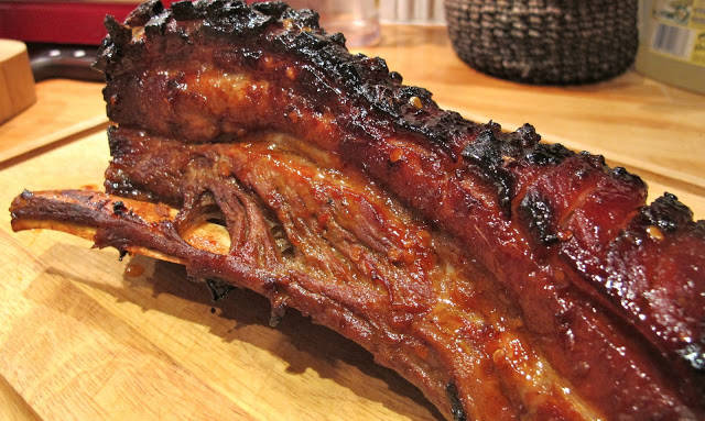 Ferdig ribbe etter 30 minutter i ovnen og noen minutter under grillen. La hvile og skjær i tykke skiver og server sammen med den herlige kraften.