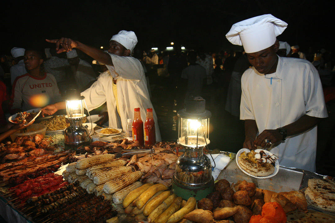 Lokale og turister lar seg friste av de deilige grillspydene.