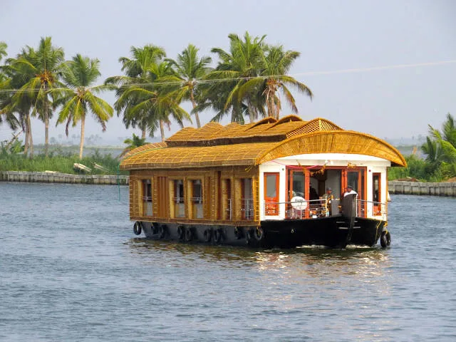 En av mange husbåter på kanalene