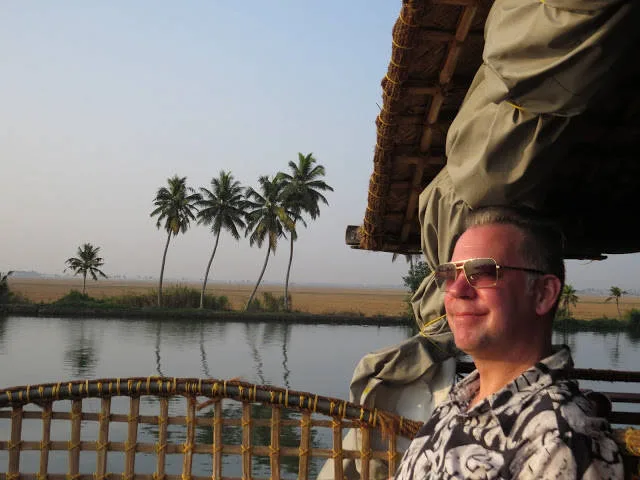 Båtfolket: Erik koser seg på båttur i The Backwaters Of Kerala, India
