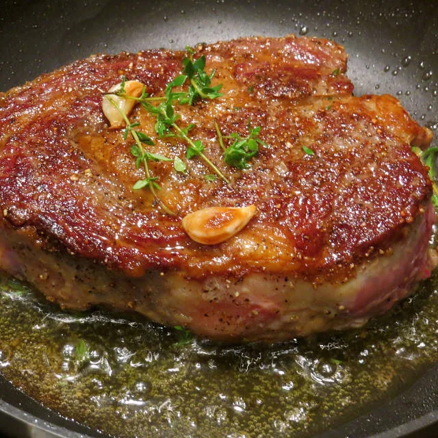 Stek kjøttet i smør, olje eller ghee (klaret smør) sammen noen urtekvaster og et par fedd hvitløk. Sørg for å få en fin karamellisert hinne på kjøttet. Etterstek kjøttet i ovnen til ønsket temperatur er oppnådd. Bruk en ildfast form.