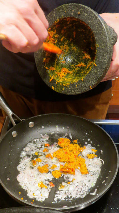 Pasten tilsettes løken.