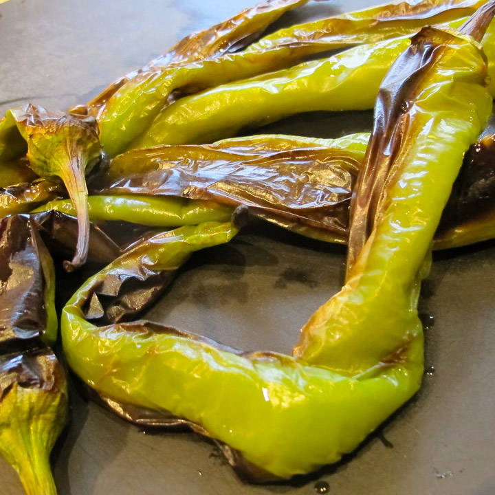 grillede paprika klare til å flås.