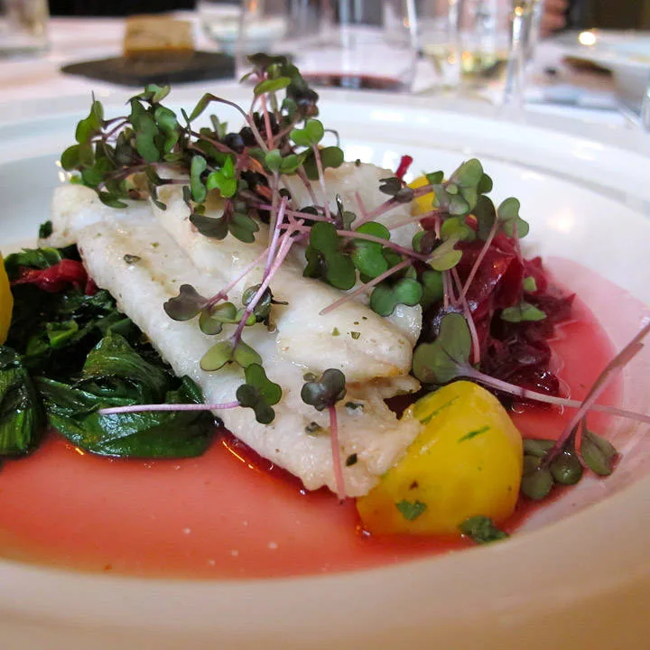 Flyndrefisk, rødkål, bringebær, løvetannhollandaise