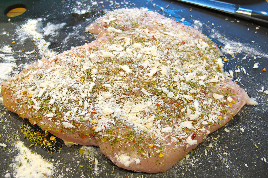 Brødkrummer på toppen. Jeg bruker japansk panko for ekstra krønsj.