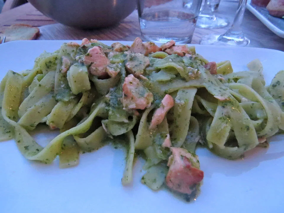 En helt fantastisk pasta med varmrøkt laks og ruccolasaus