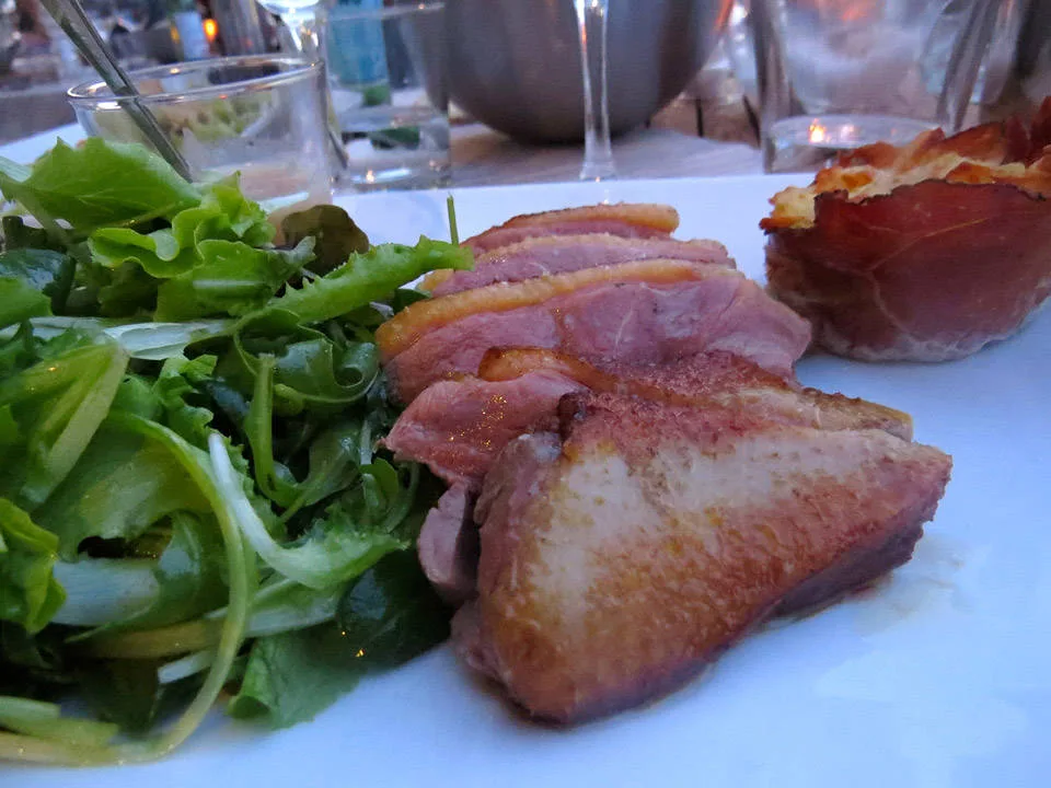 Øl-and med poteter i baconkurv. 