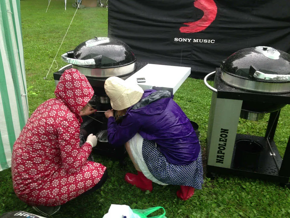 Cecilie og Hege tenner grill i øsende regnvær.