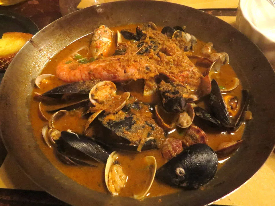 Verdens beste fiskesuppe? Masse skalldyr og smak av appelsin.