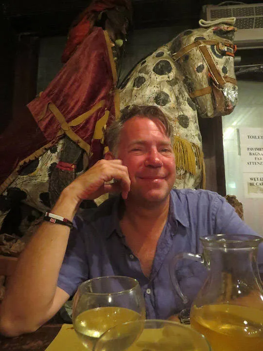 Rar hest i bakgrunn. 