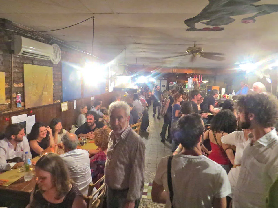 Mitt i folkemengden spiller ofte band. 