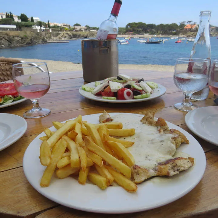 Enkel, men veldig god standmat på den ene av de to "mattrailerene" ved stranden. Man skal alltid velge den lengst bort fra byen, for den er best.