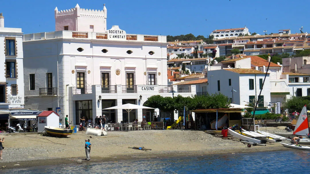 Casino. Her er det kult å ta en flaske øl og sitte i vinduskarmen sammen de lokale. Ujålete sted, for å si det mildt. Her har vi sett VM og Em i fotball. Vi skal tilbake dit neste år for VM. Stor stemning!