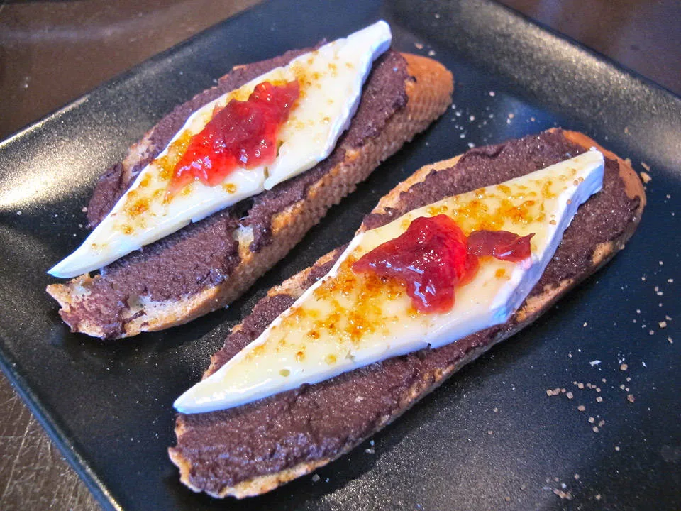 L'Estable har tapas, men også deilige toast med tapenade, brie og rosebladgelé.