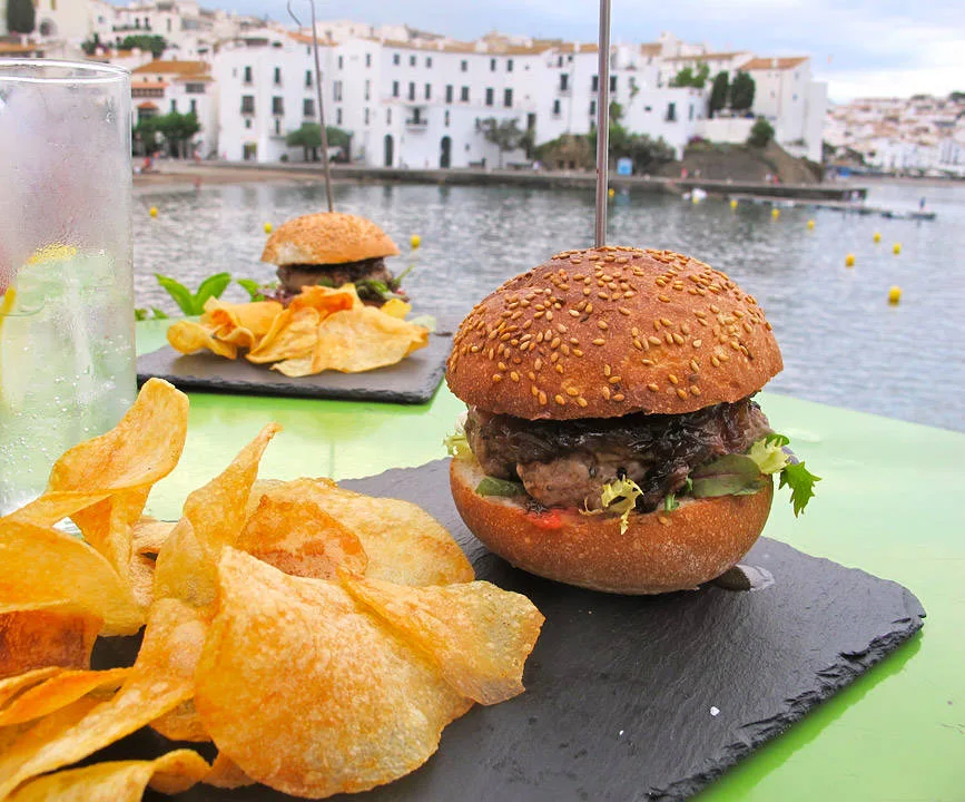 Es Cau har eksklusive burgere med hjemmelaget potetgull til.