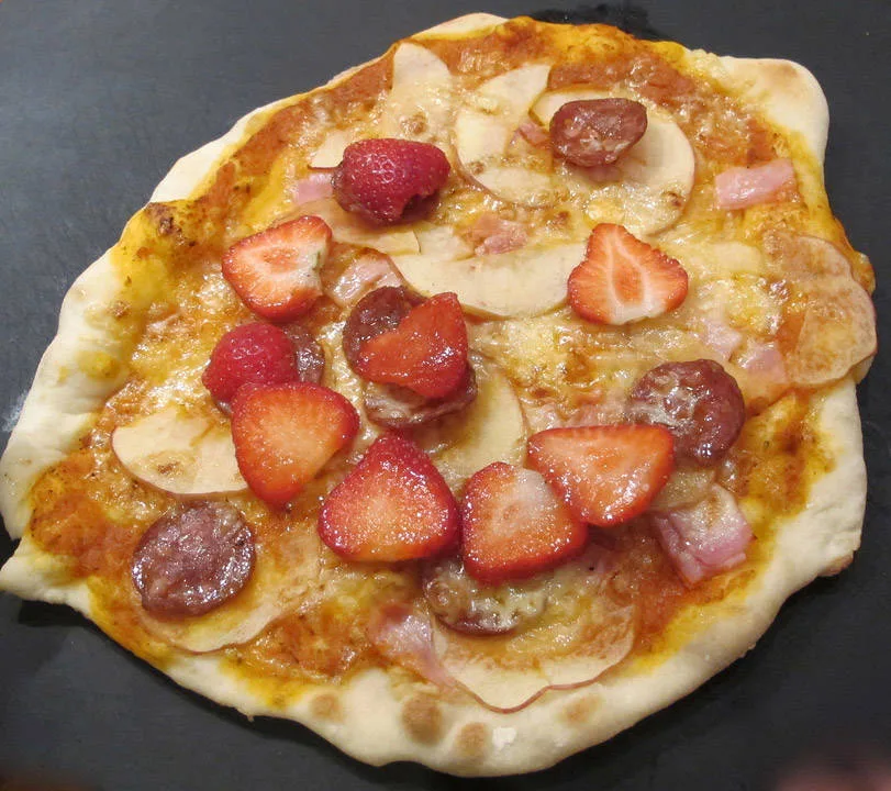Jespers pizza med eple, pepperoni, skinke og jordbær. Jordbærene la han på etter at pizzaen var ferdigstekt. En god idé.