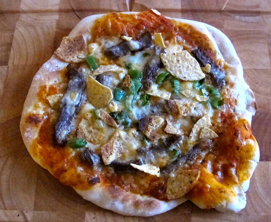 Mads' pizza med biff, sukkererter og nachoschips. 