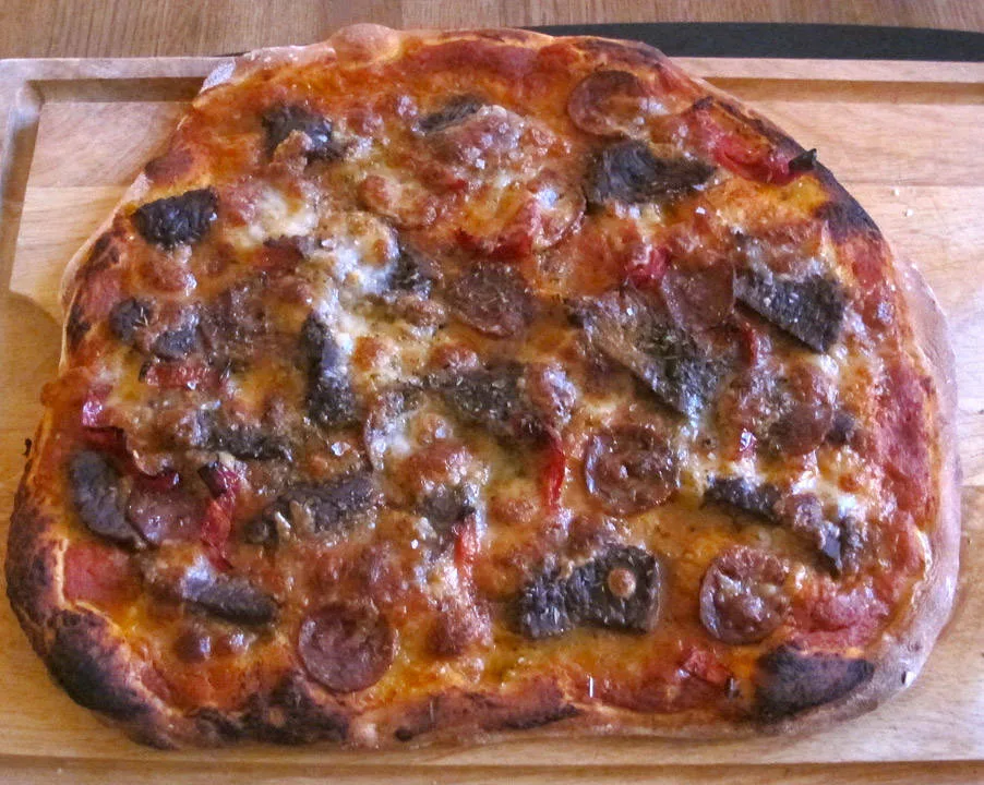 De voksnes pizza. Biff, pepperoni og grillet paprika.