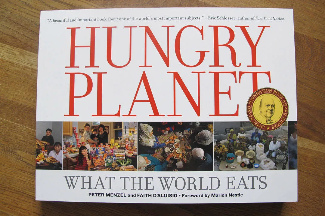 Boken fra utstillingen som selges i butikken på Fredssenteret.