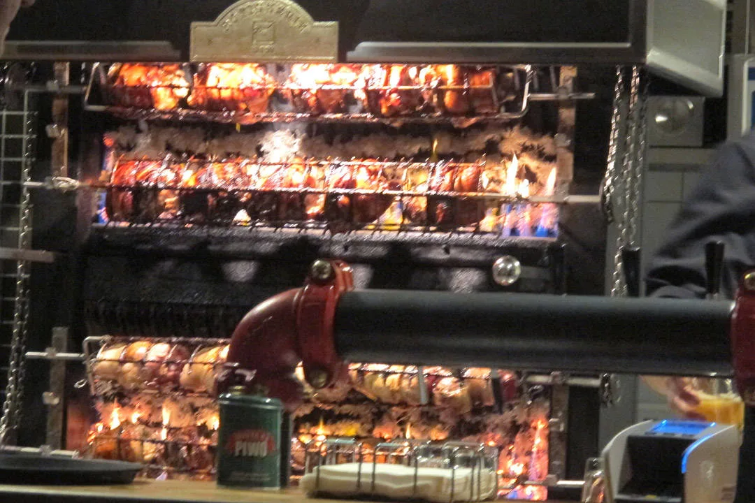 Svineknoker på rottiserie.