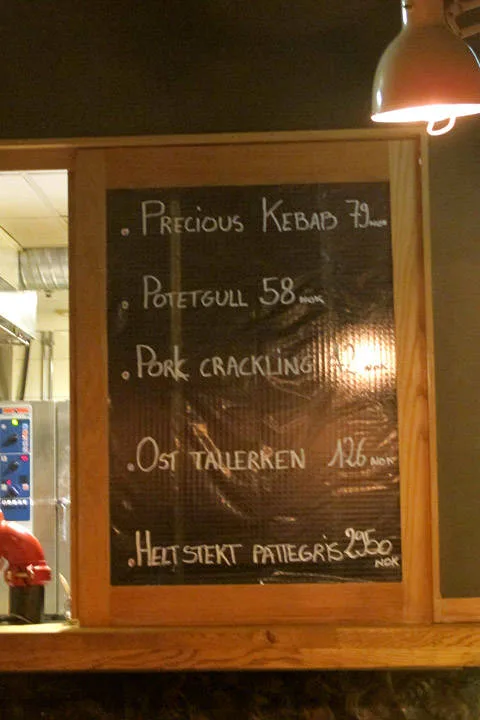 1 hel pattegris koster nesten 3000 kr. Men da er det mat til mange. Pattegrisen må bestilles flere dager i forveien.