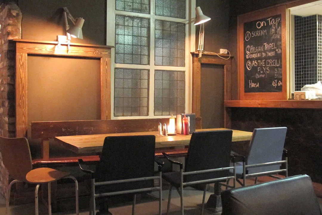 Stille før stormen. Minutter etter velter det folk inn i lokalet