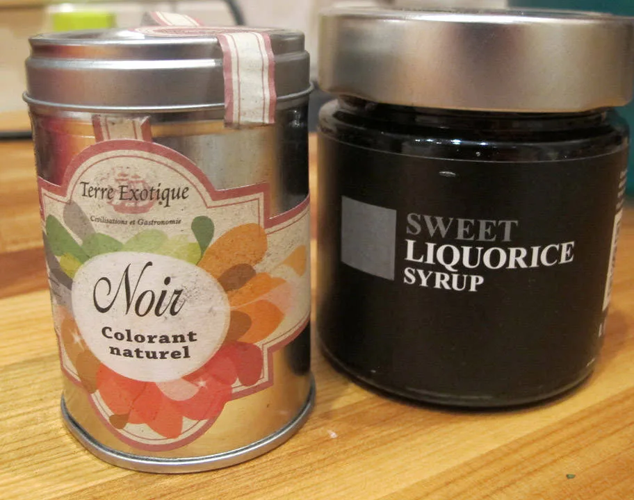 Sort matfarge og lakrissirup