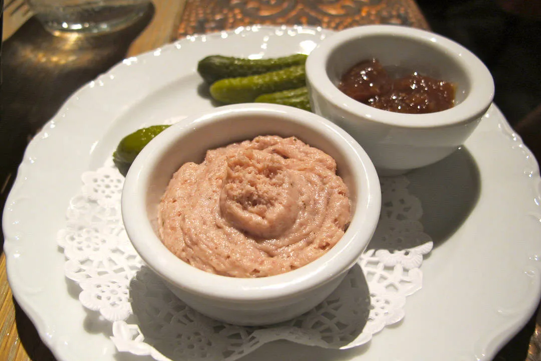 Deilig svinepostei og syltetøy til å starte med.