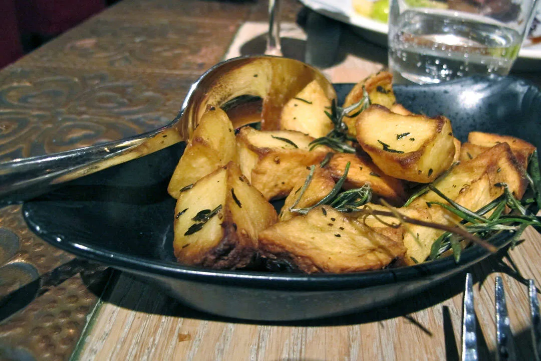 Rosmarinstekte poteter til pattegrisen.