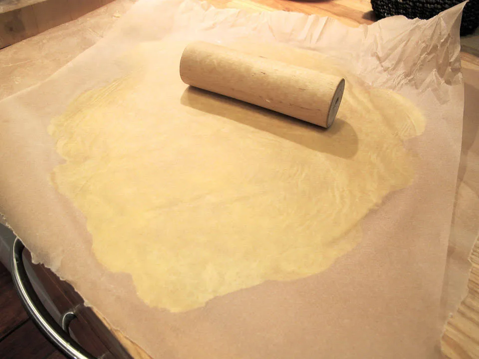 rull ut deigen mellom to matpapirark