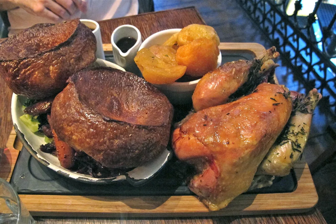 Herregud! Perfekt stekt rapphøne (for to personer) med gåsefett-stekte poteter, rødkål, saus og yorkshire pudding på størrelse med et romskip!