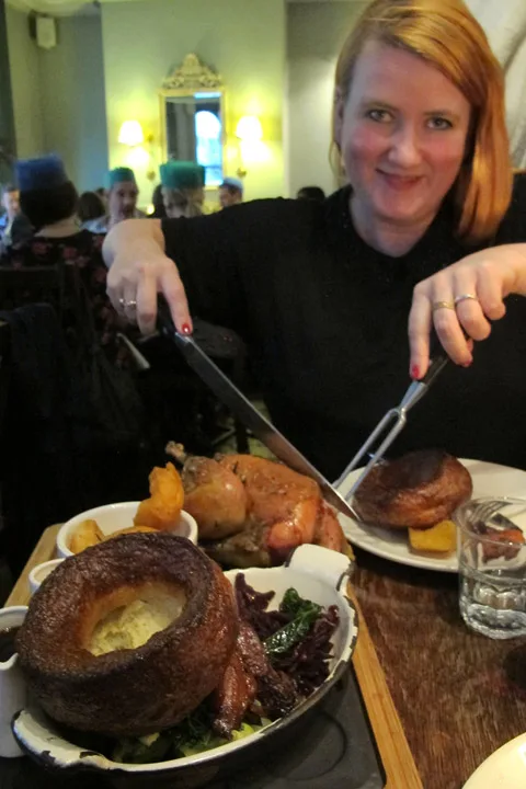 Ikke så lett å skjære opp fuglen, sittende ved bordet...