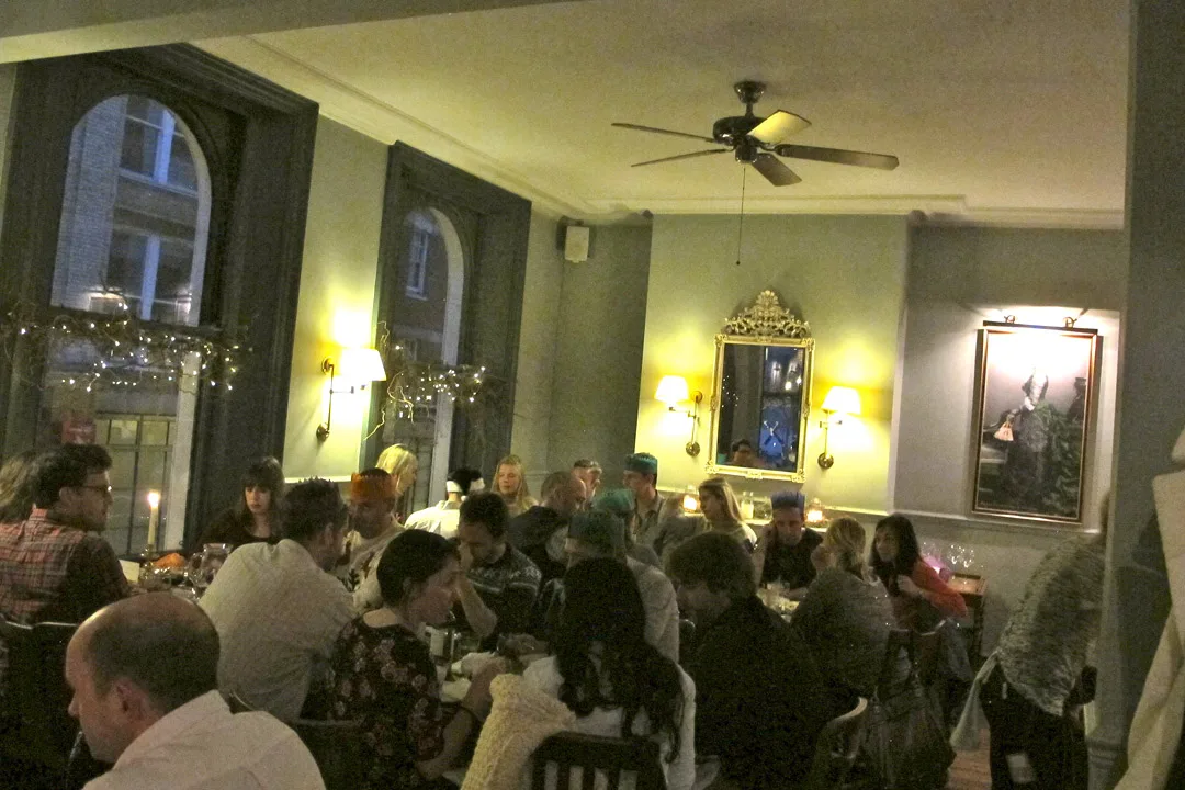 Stor stemning. Her koser folk seg!