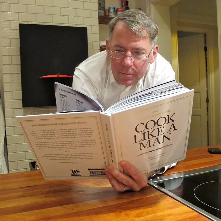 Her leses det. "Cook like a man" Årets julegave til Erik. 