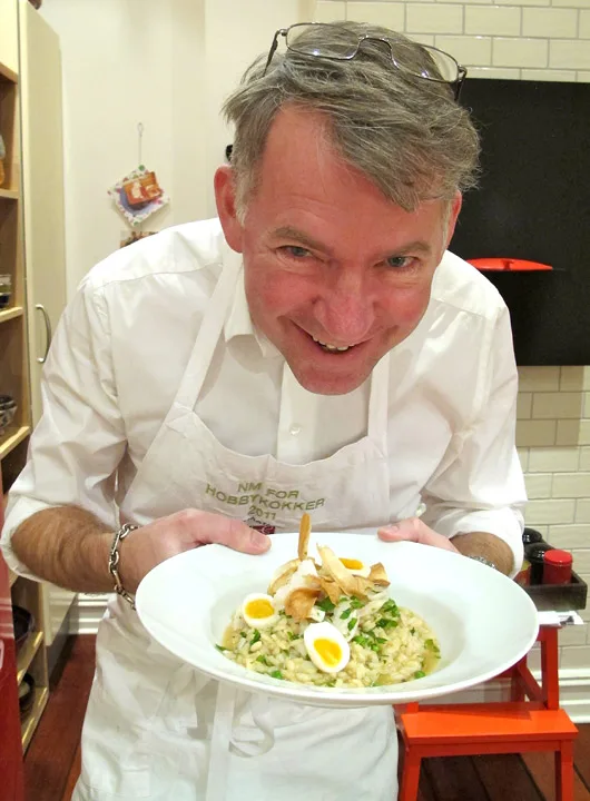 En meget stolt Erik viser frem retten som kunne vært servert på fjong restaurant. Hurra og skål!