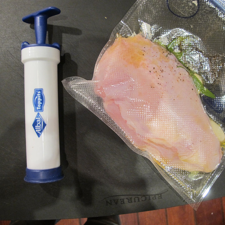 Sous vide-utstyr til ingen penger. Pumpe og zip-lockposer koster en femtilapp på super'n.