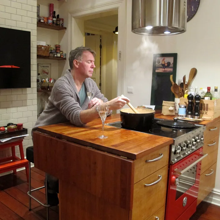 Og hva gjør man mens man venter? Drikker litt prosecco kanskje? Erik benytter sjansen:)