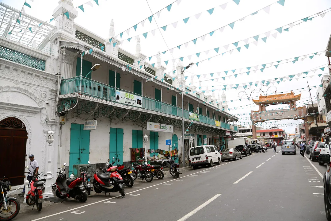 Chinatown, Buddahtempler, hindutempler og hovedmoskeen, side om side.