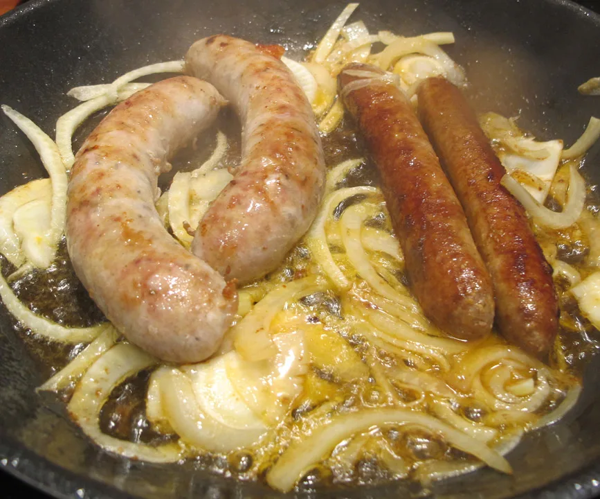 Stek ferske pølser og server dem sammen med pannestekte og karameliserte fenikkel og løk