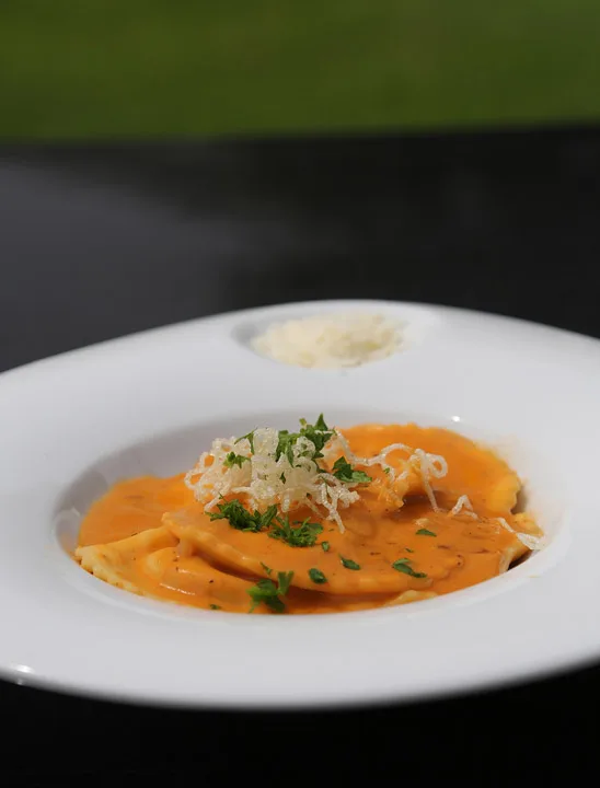 Ubeskrivelig nytelse: Smoked marlin (røkt marlin-fisk) ravioli i en nydelig saus. Denne retten kunne jeg ha spist som hovedrett. Det er faktisk mulig, for retten kommer i sympatiske to forskjellige størrelser.