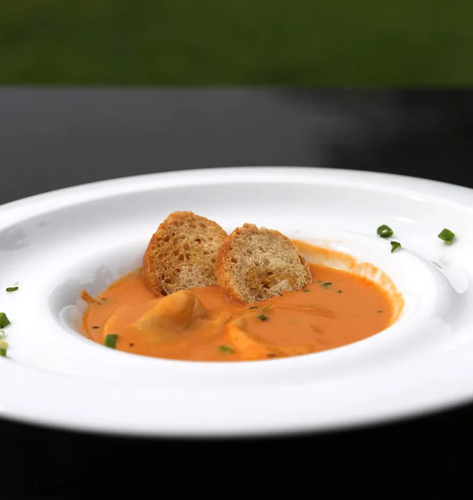 krabbebisque med kokosmelk servert med ravioli fylt med reker og asparges. Nam!