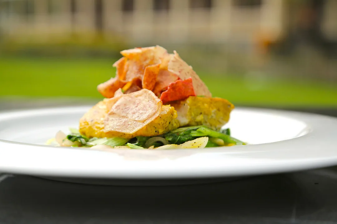 perfekt lokal fisk penlet med sukkerlake fra romfabrikken, ingefær og tamarin servert med rotfruktchips og wokede grønnsaker