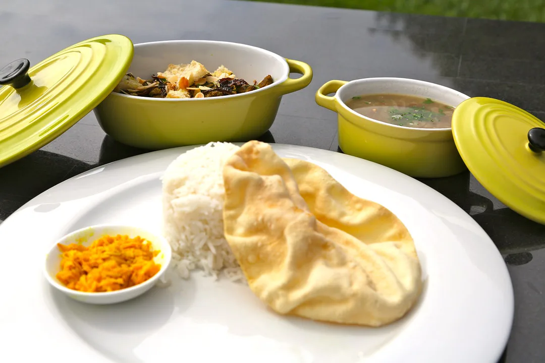 Tørr lammecurry - en mauritiisk spesialitet servert med indisk papadam, mango og sort linsegryte.